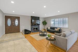 Televisyen dan/atau pusat hiburan di Spacious House, Central, All Amenities