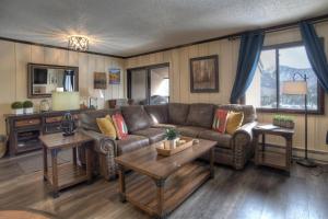 un salon avec un canapé et une table dans l'établissement 3 BR Angelhaus 308, à Durango Mountain Resort