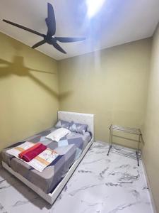 Postel nebo postele na pokoji v ubytování Homestay Taman Hidayah Chawas