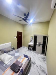 Postel nebo postele na pokoji v ubytování Homestay Taman Hidayah Chawas