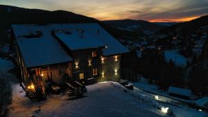 una casa nella neve con le luci sopra di Etoile des neiges a Ventron