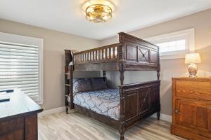 Un dormitorio con una litera y un escritorio. en Cape Lake House Lake Front, en Lochmoor Waterway Estates 40 fotos más