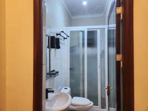 Koupelna v ubytování EQUATOR SUITES -KAMPALA -Ivory Mall -Bunga Gaba Road