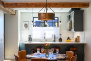 een keuken met een tafel, stoelen en een spoelbak bij Academy Place | Yarrow in Crested Butte