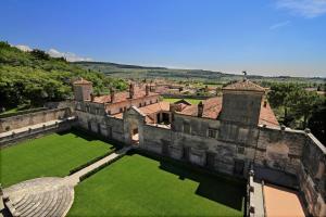 z góry widok na zamek z zieloną trawą w obiekcie Villa Della Torre w mieście Fumane