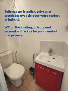 a bathroom with a white toilet and a sink at Studio La Vague - Idéal Couple en Escapade Provence Hors Foules - Marché Samedi à Pied - Bois de la Lare 6km - CENTRE VILLE Auriol - Marseille 27km - Aubagne 11km - WIFI HD - Climatisation in Auriol
