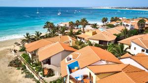Una vista aérea de una playa con casas y el océano. en T1 Vista Mar - Porto Antigo 3, en Santa Maria