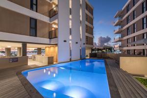 ウィレムスタッドにあるThe Wharf Curacao City Apartment Willemstadの建物の真ん中にあるプール