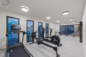 ウィレムスタッドにあるThe Wharf Curacao City Apartment Willemstadのトレッドミルとエリプティカルマシンのあるジム