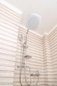 łazienka z prysznicem z głowicą prysznicową w obiekcie Bill Apartments w mieście Patras