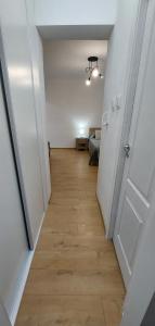 pasillo con puerta abierta y habitación con suelo en Central Panorama, en Târgu Mureș