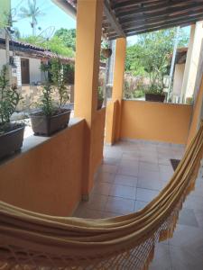 una hamaca en el medio de una habitación con plantas en Casa Bacana Boipeba, en Isla de Boipeba