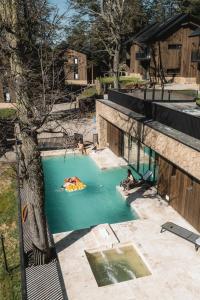 una vista dall'alto di una piscina con persone al suo interno di RentUp - Explora la magia de San Martín de los Andes a San Martín de los Andes