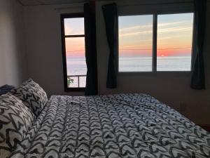 チャン島にあるBaan na home stayのベッドルーム1室(ベッド1台付)が備わります。