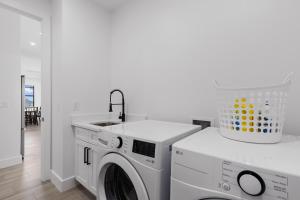 Fotografie z fotogalerie ubytování Scenic Modern Waterfront Stay w Heated Pool and Spa v destinaci Cape Coral