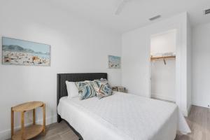 Postel nebo postele na pokoji v ubytování Scenic Modern Waterfront Stay w Heated Pool and Spa + 33 fotografií