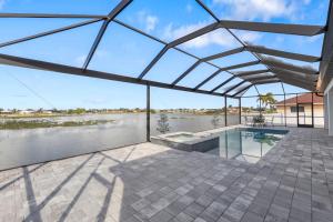 Bazén v ubytování Scenic Modern Waterfront Stay w Heated Pool and Spa nebo v jeho okolí