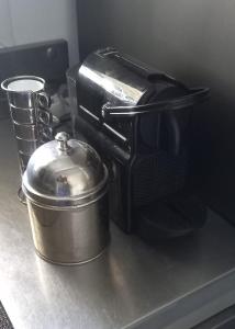 Il comprend une cuisine équipée d'une cuisinière et d'un grille-pain. dans l'établissement Maison jardin grande piscine, à Marseille