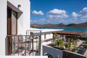 un balcon avec des chaises et une vue sur l'océan dans l'établissement Elounda Stories Boutique Hotel, à Elounda 83 autres photos
