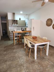 a kitchen and dining room with a table and chairs at Real .Departamento in Luján
