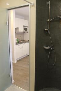 baño con ducha y puerta de cristal en Apartments Floki, en Cavtat