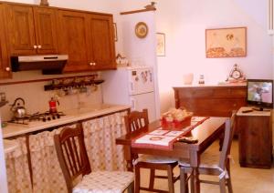Kuchyň nebo kuchyňský kout v ubytování Miratrulli Apartment & Trullo dell'Aia
