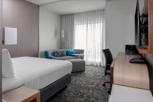 Courtyard by Marriott East Lansing Okemos客房内的一张或多张床位