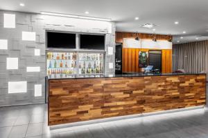 Courtyard by Marriott East Lansing Okemos酒廊或酒吧区