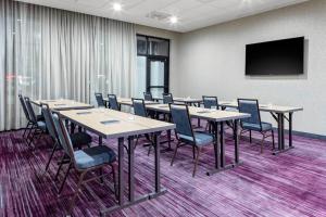 Courtyard by Marriott East Lansing Okemos的电视和/或娱乐中心