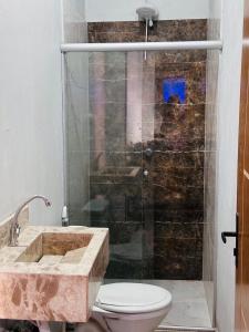 Vila Limeira في بورتو سيغورو: حمام مع حوض من الرخام ومرحاض +4 صور