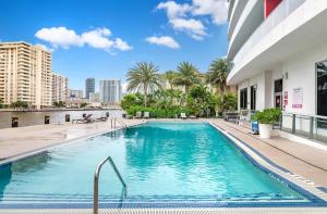 una piscina en medio de un edificio en Luxury 2BR-2BA Condo on 30th Floor with Epic Views, en Hallandale Beach