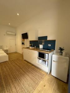 een keuken met witte kasten en een aanrechtblad bij Suite San Giovanni in Rome