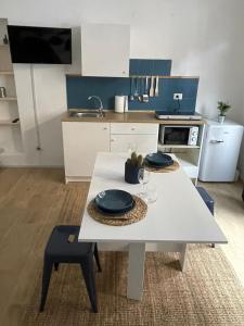een keuken met een witte tafel met twee borden erop bij Suite San Giovanni in Rome