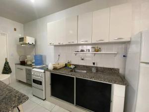 Kuchyň nebo kuchyňský kout v ubytování Apartamento Mobiliado com 3 Quartos, sendo 1 suíte