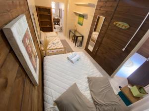 Habitación con vistas a un dormitorio con cama grande. en Pousada Casa Campeche - Floripa, en Florianópolis 53 fotos más