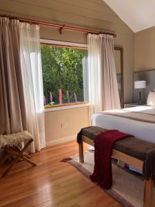 Cama ou camas em um quarto em Los Ponchos Hotel