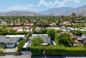 Nespecifikovaný výhled na hory nebo výhled na hory při pohledu z prázdninového domu