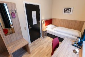 Rúm í herbergi á Prinsen Hotel