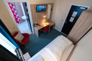Rúm í herbergi á Prinsen Hotel