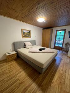 Postel nebo postele na pokoji v ubytování Upcycling Appartement Fischl - Nachhaltig und Kreativ Wohnen für Groß und klein