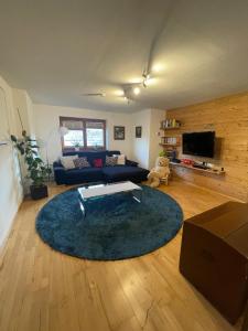TV a/nebo společenská místnost v ubytování Upcycling Appartement Fischl - Nachhaltig und Kreativ Wohnen für Groß und klein