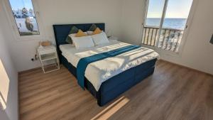 ein Schlafzimmer mit einem Bett mit Blick auf das Meer in der Unterkunft Villa Galatea Stunning First Line Beachfront in Klorakas + 25 Fotos