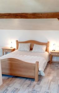 A bed or beds in a room at "Sous Le Même Toit" "CHAMBRE FAMILIALE CHEZ L' HABITANT"