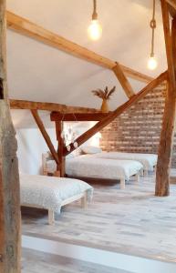 A bed or beds in a room at "Sous Le Même Toit" "CHAMBRE FAMILIALE CHEZ L' HABITANT"
