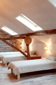 Postel nebo postele na pokoji v ubytování "Sous Le Même Toit" "CHAMBRE FAMILIALE CHEZ L' HABITANT"