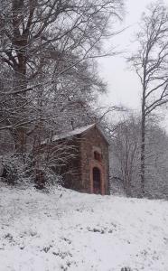 "Sous Le Même Toit" "CHAMBRE FAMILIALE CHEZ L' HABITANT" during the winter
