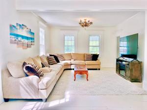 Gallery image of Cape Cod Estate - Pool, Tennis, Game Barn, Sleeps 20 in Sandwich +38 photos