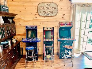 Gallery image of Cape Cod Estate - Pool, Tennis, Game Barn, Sleeps 20 in Sandwich