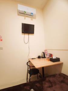 TV a/nebo společenská místnost v ubytování Al-Kiswah Syariah Guest House