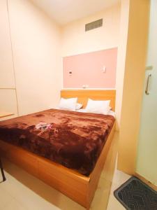 Postel nebo postele na pokoji v ubytování Al-Kiswah Syariah Guest House
